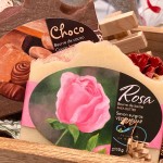 Savon vegan et naturel à l'odeur de la rose et savon chocolat